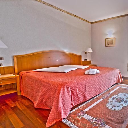 Hotel Lory & Ristorante Ferraro เชลาโน ภายนอก รูปภาพ