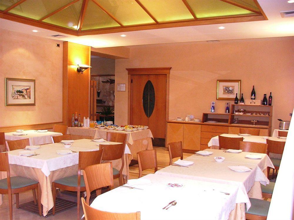 Hotel Lory & Ristorante Ferraro เชลาโน ภายนอก รูปภาพ