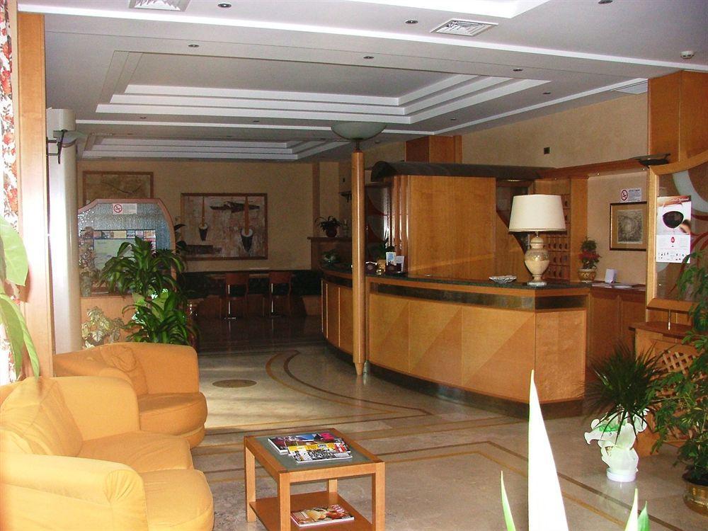 Hotel Lory & Ristorante Ferraro เชลาโน ภายนอก รูปภาพ