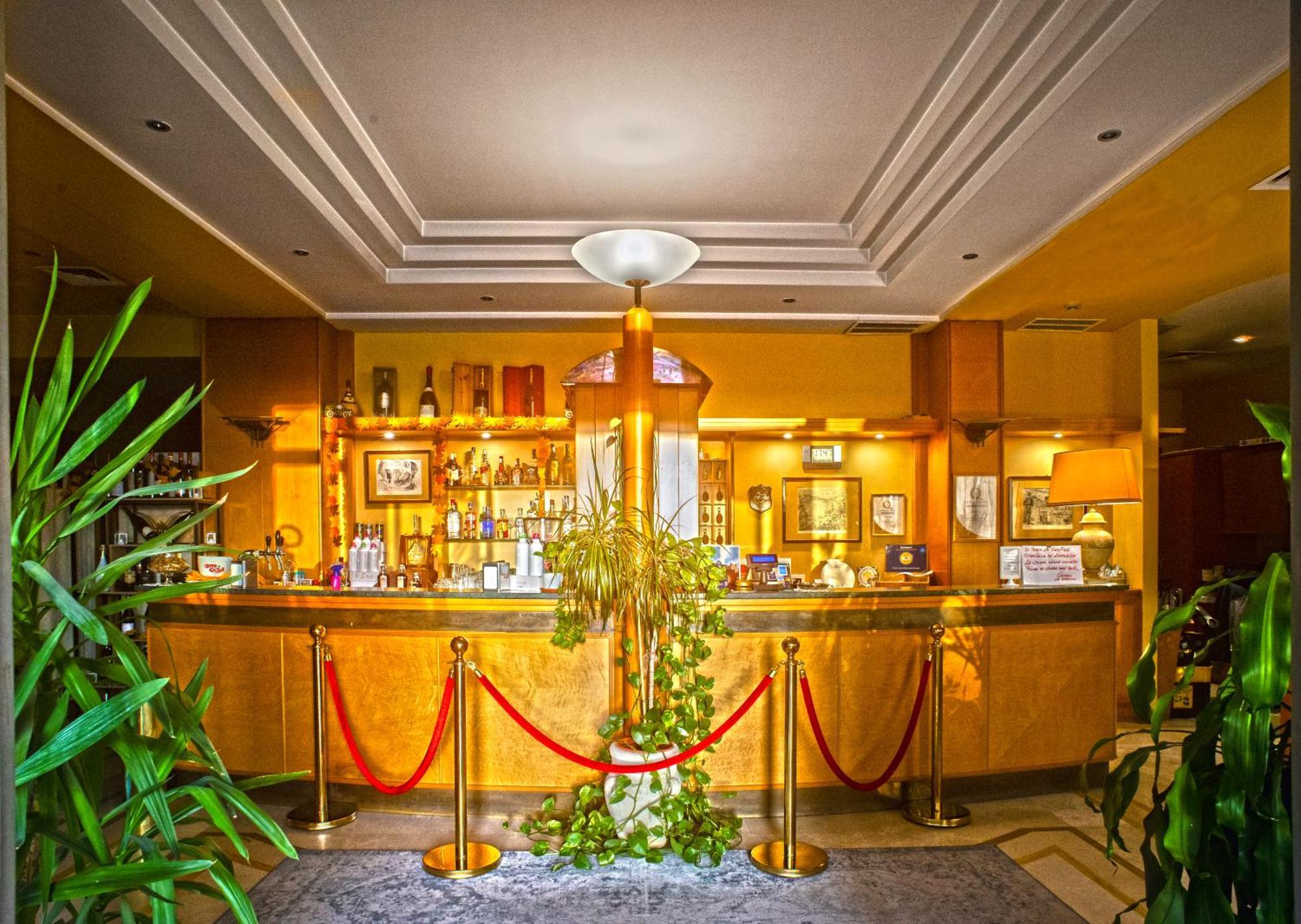 Hotel Lory & Ristorante Ferraro เชลาโน ภายนอก รูปภาพ
