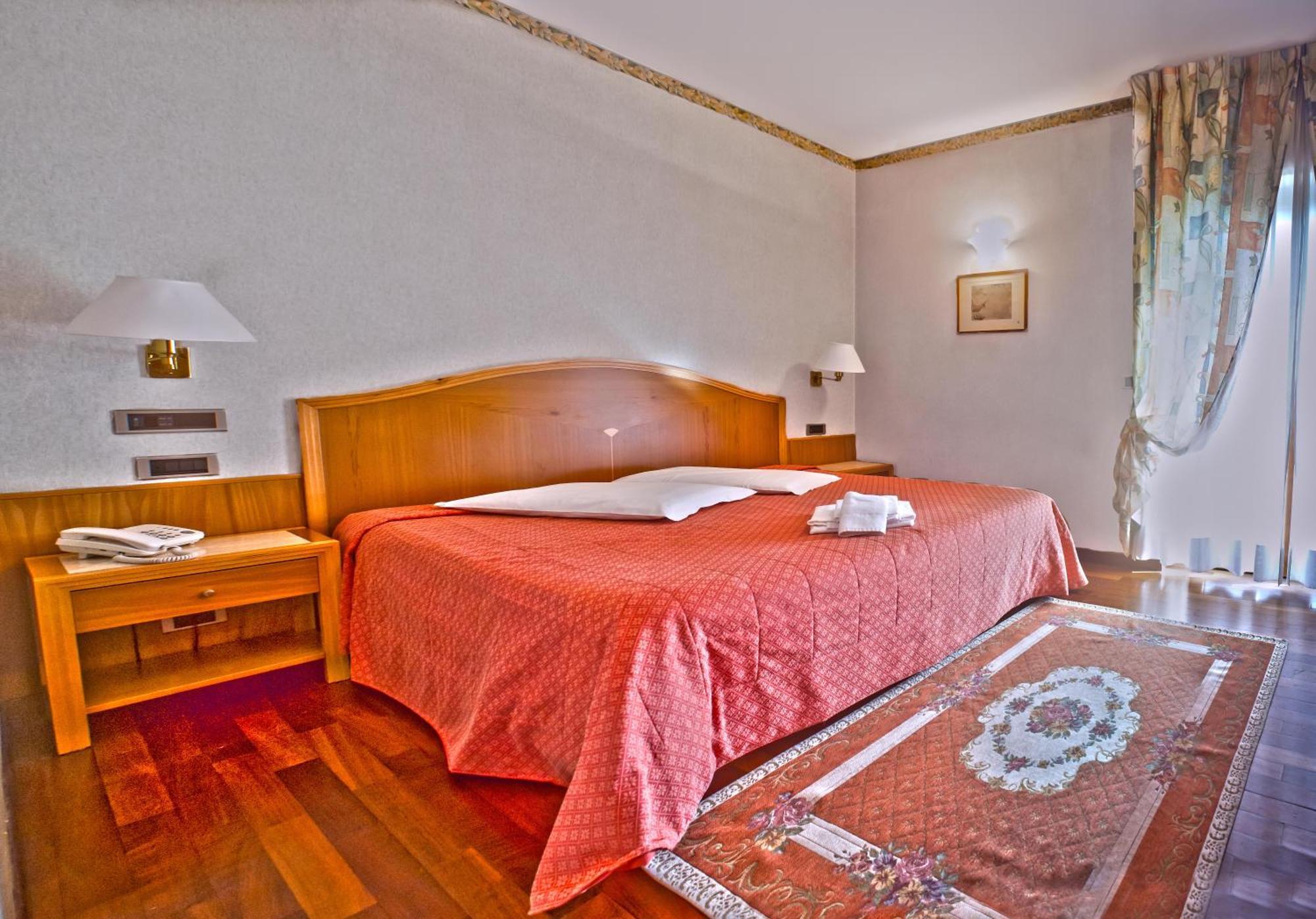 Hotel Lory & Ristorante Ferraro เชลาโน ภายนอก รูปภาพ