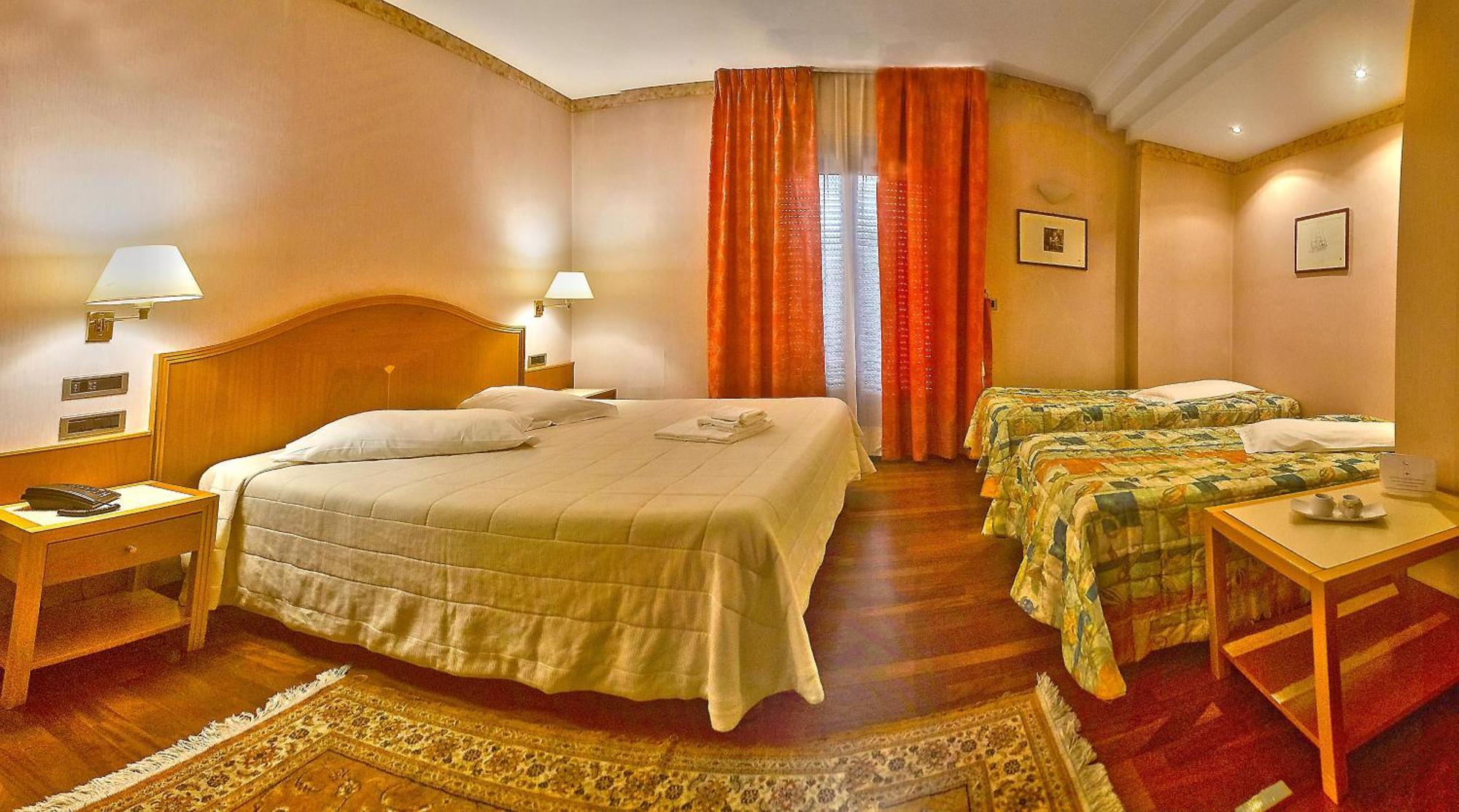 Hotel Lory & Ristorante Ferraro เชลาโน ภายนอก รูปภาพ