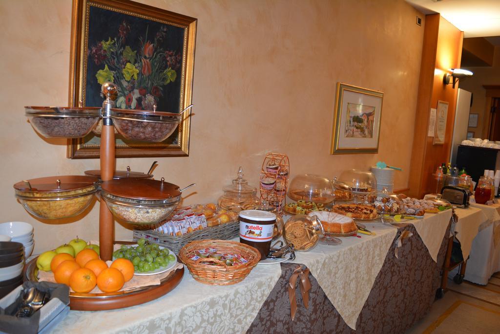 Hotel Lory & Ristorante Ferraro เชลาโน ภายนอก รูปภาพ